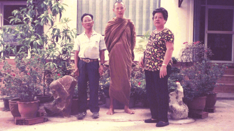 阿贊慶的父母到泰國探望他（相片摘自《昭坤慶自傳》）。