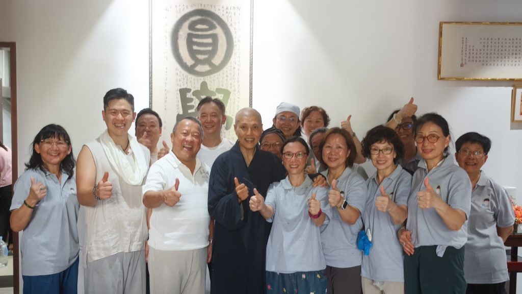 惟晟法師、曾志偉居士、素食教煮Ken Kwong和他的一班義工團隊。