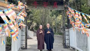 現年八十歲住持秉鴻法師(右)與七十八歲的宏量法師(左),原來是一對血脈相連的親姐妹。