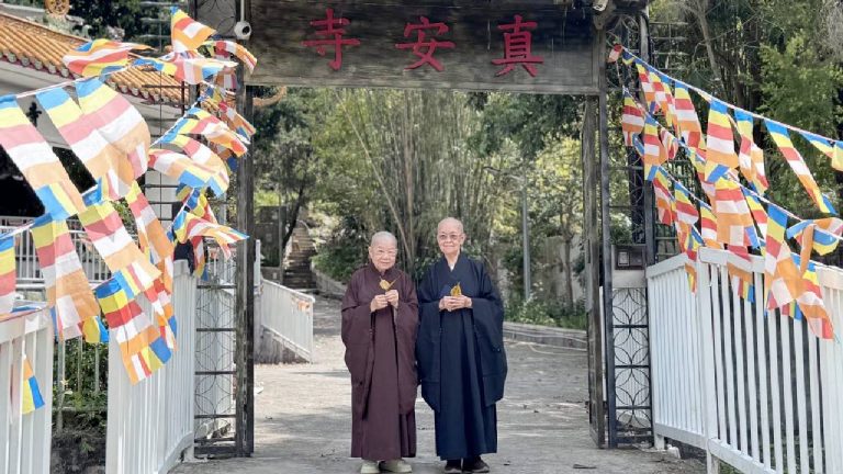 現年八十歲住持秉鴻法師（右）與七十八歲的宏量法師（左），原來是一對血脈相連的親姐妹。