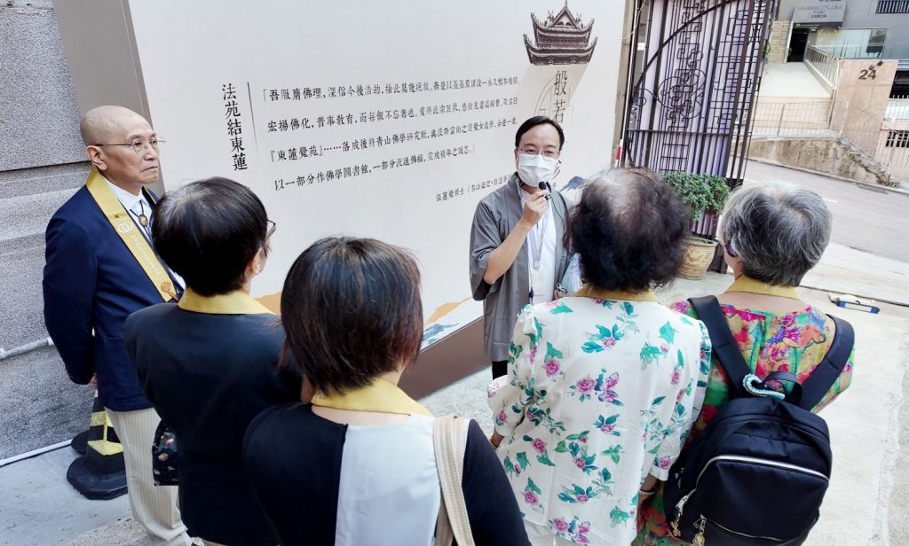 公眾導賞活動亦在展覽期間的特定日期舉行，由導賞員以粵語介紹東蓮覺苑的歷史、建築特色及文物陳設。