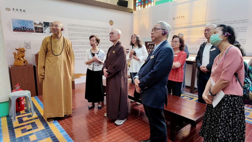 開幕典禮當天，一眾嘉賓聚精會神地觀賞展場播放的香港佛教史紀錄片系列。