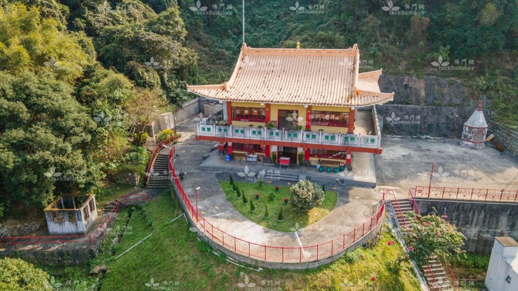 地藏殿和紀念堂位於半春園半山高曠之地