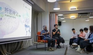 現年八十二歲的祈思神父（圖左），是國際非暴力溝通中心 （CNVC）的認證評估師和培訓師，由非暴力溝通始創人馬歇爾・盧森堡博士親自認證。