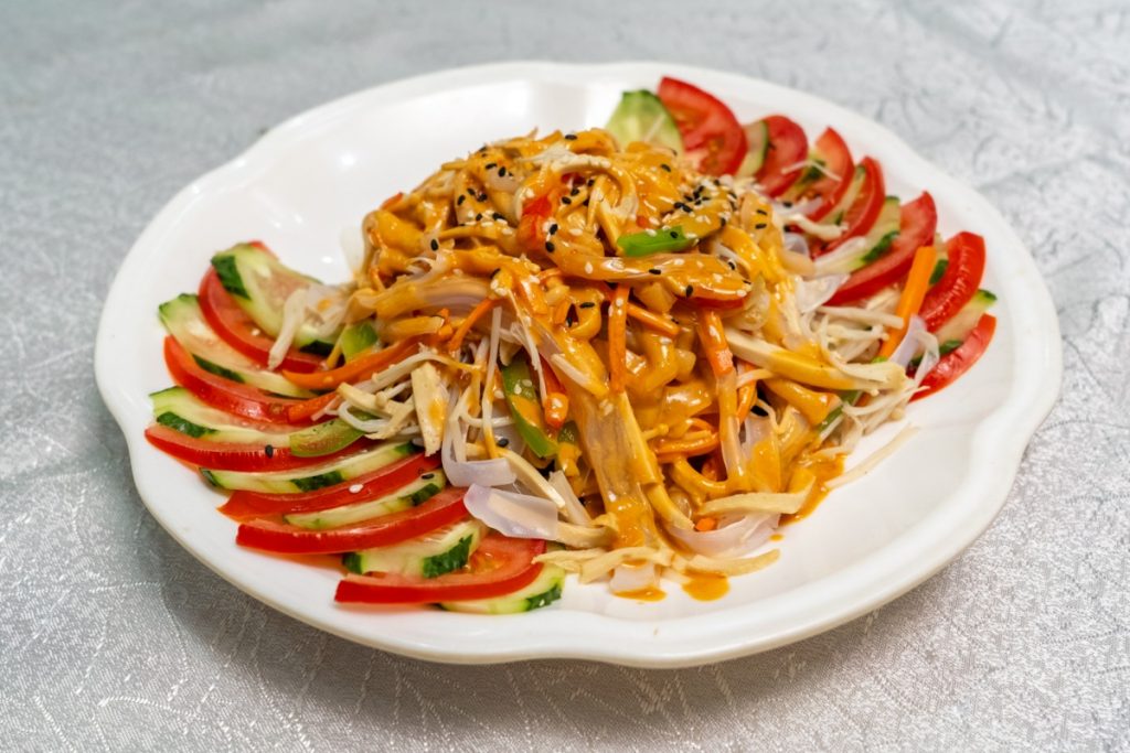 麻醬青瓜粉皮同用上不同顏色的蔬食配菜,美味及營養兼備。