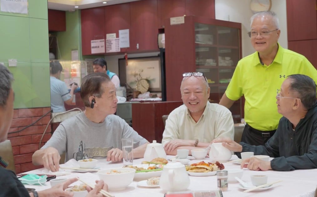 彭老先生不時現身店內,與老顧客談天說地。