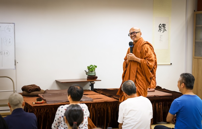 開照法師在講臺上總能說理透徹、動情至深,他的開示從不冷場,宛如荷里活電影一般,幾分鐘就爆出一個笑點,逗得觀眾笑口常開。