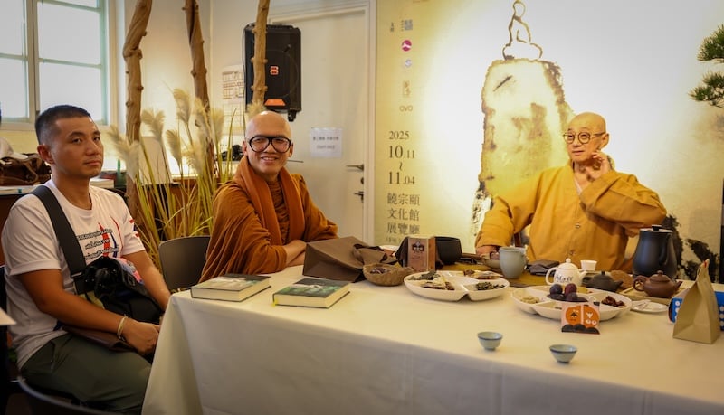 開照法師受邀蒞臨香港弘法,期間適逢老師繼程法師於饒宗頤文化館舉辦書畫展。雖然行程緊湊,他仍特意抽空前往拜訪,尊師重道的精神令人感佩(左起:法工Stephen Ng師兄、開照法師、繼程法師)。