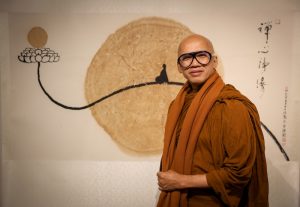 開照法師臉上那副如潛水鏡一般厚重的眼鏡——黑色粗框,兩片厚厚的鏡片,幾乎把半張臉都遮住了。可千萬別誤會,這絕對不是為了造型!「大概四十年前,我剛出家時,有位信眾帶我去配眼鏡,我隨手拿了這副,沒想到大家以為我特別喜歡這款,後來陸陸續續又送了我好幾副一模一樣的。結果這一戴,就戴了快四十年。」法師笑著說,為這場美麗的誤會輕輕解畫。