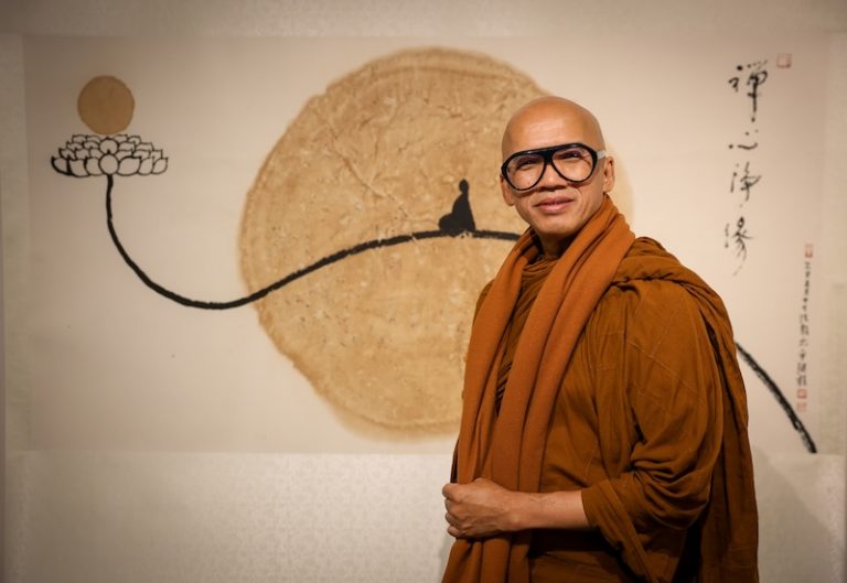 開照法師臉上那副如潛水鏡一般厚重的眼鏡——黑色粗框，兩片厚厚的鏡片，幾乎把半張臉都遮住了。可千萬別誤會，這絕對不是為了造型！「大概四十年前，我剛出家時，有位信眾帶我去配眼鏡，我隨手拿了這副，沒想到大家以為我特別喜歡這款，後來陸陸續續又送了我好幾副一模一樣的。結果這一戴，就戴了快四十年。」法師笑著說，為這場美麗的誤會輕輕解畫。
