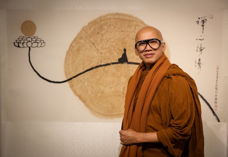 開照法師臉上那副如潛水鏡一般厚重的眼鏡——黑色粗框,兩片厚厚的鏡片,幾乎把半張臉都遮住了。可千萬別誤會,這絕對不是為了造型!「大概四十年前,我剛出家時,有位信眾帶我去配眼鏡,我隨手拿了這副,沒想到大家以為我特別喜歡這款,後來陸陸續續又送了我好幾副一模一樣的。結果這一戴,就戴了快四十年。」法師笑著說,為這場美麗的誤會輕輕解畫。