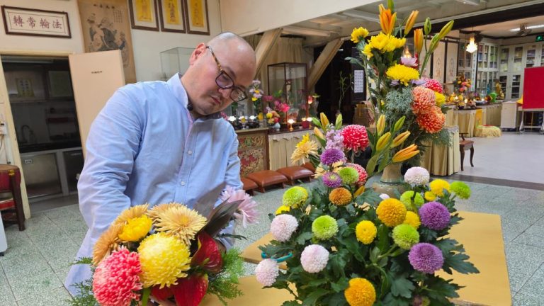 定廣師兄在精舍內專心整理花束（圖：聞如）。