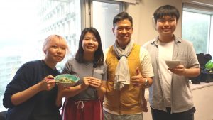 素食教煮Ken（右二）擔任中大和聲書院素食通識課程的烹飪導師，教授大學生製作色香味營俱全的素食，讓他們親身體驗茹素的好處（圖：Veggie 365）。