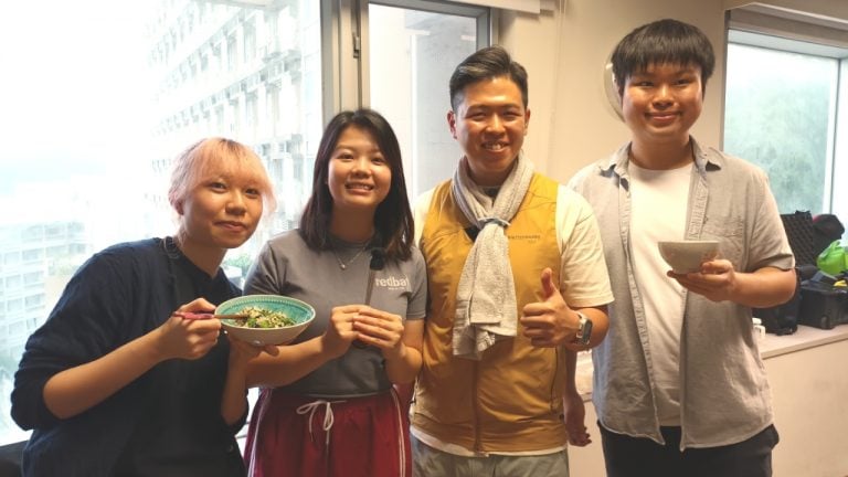 素食教煮Ken（右二）擔任中大和聲書院素食通識課程的烹飪導師，教授大學生製作色香味營俱全的素食，讓他們親身體驗茹素的好處（圖：Veggie 365）。