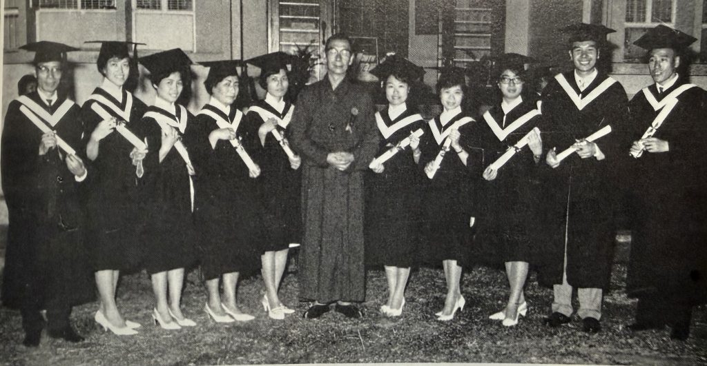1967年秋,明慧法師與經緯書院第五屆佛學系畢業的學生合照。