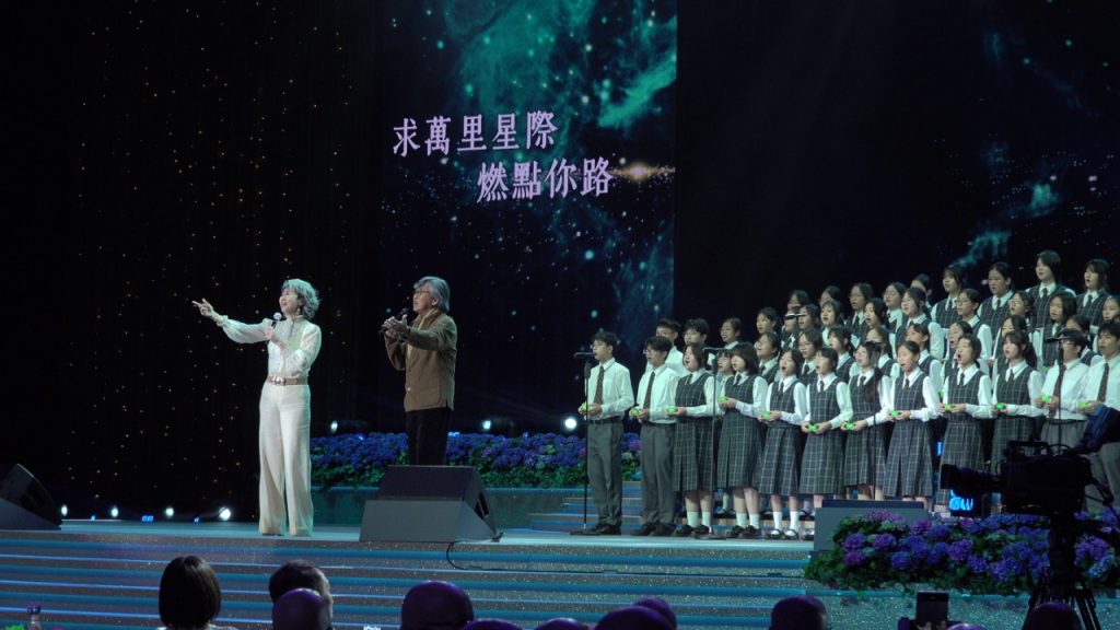 林子祥與葉蒨文擔任音樂壓軸嘉賓，聯同佛教黃允畋中學合唱團一起獻唱《每一個晚上》。