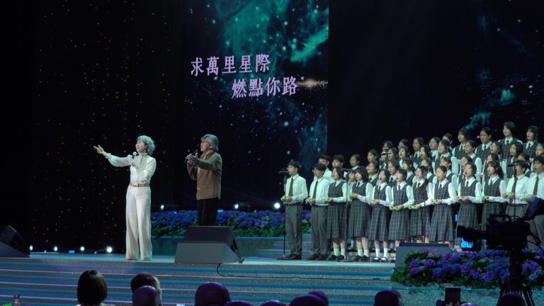 林子祥與葉蒨文擔任音樂壓軸嘉賓，聯同佛教黃允畋中學合唱團一起獻唱《每一個晚上》。