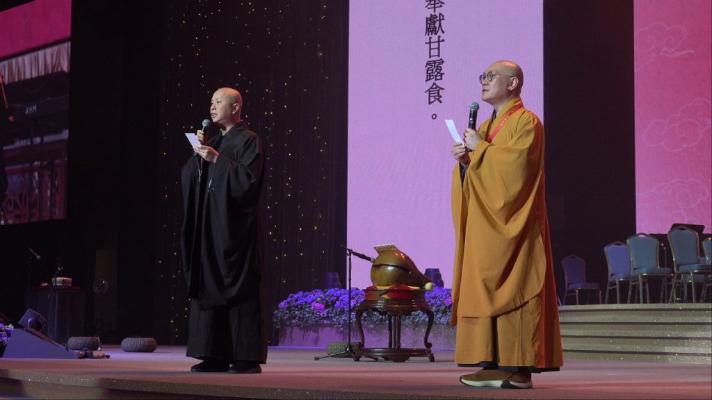 僧徹法師（右）和慧量法師率先上台示範梵唄唱誦作暖場，全場觀眾一同投入參與。