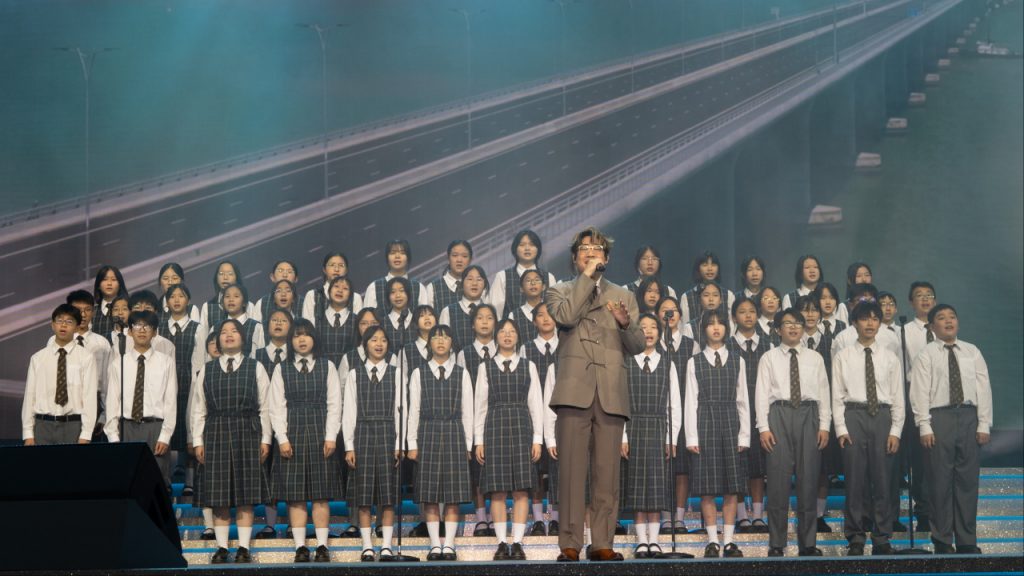 羅啟豪與佛教黃允畋中學合唱團為音樂會揭開序幕。