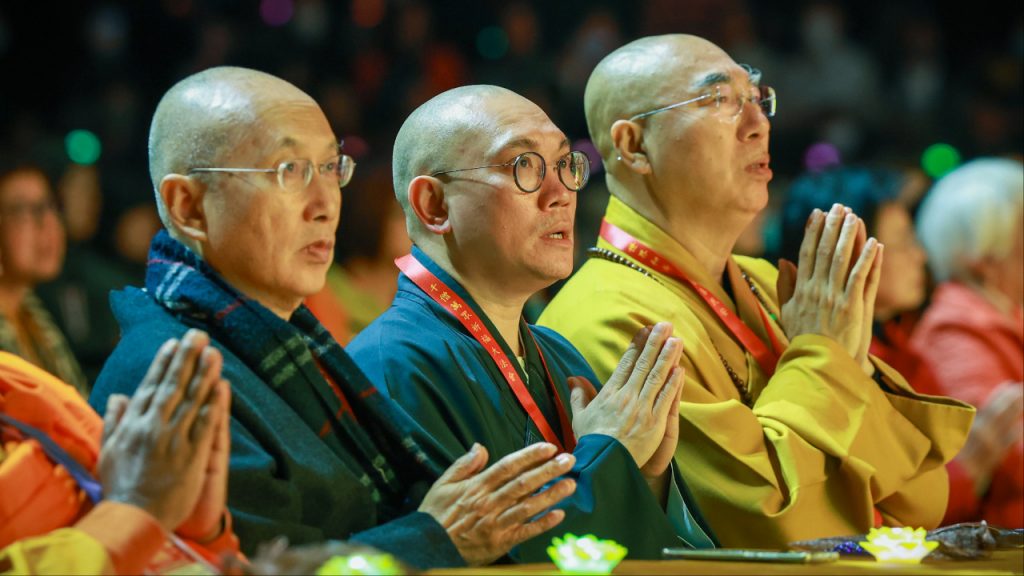 （左起）衍空法師、僧徹法師和寬運法師細心欣賞台上演出。