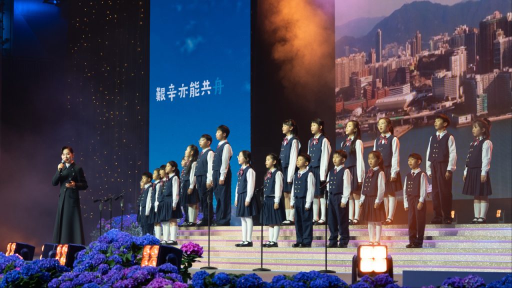 鄺美雲聯同香港教聯會少兒合唱團獻唱《我們的家》。
