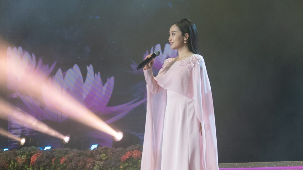 內地歌唱家周旋特別選了兩首曲目《心似蓮花開》和《西行願》送給香港觀眾。