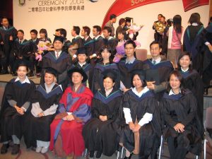 2004年,凈因法師於畢業典禮上