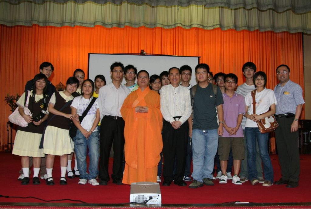 圖:2006年,與學生拜訪凈因法師