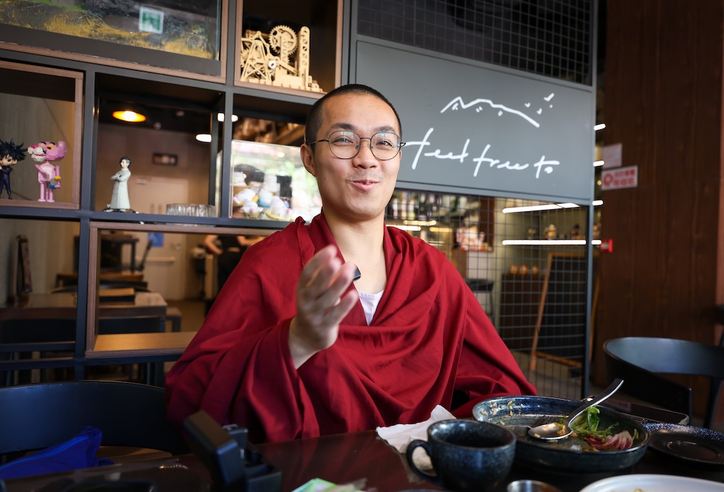 每當舉起相機想拍持明喇嘛時，他總是害羞地迅速把頭轉向另一邊，彷彿一隻警覺的小鹿。好彩我早有準備，已向YouTube大神請教過「如何趁人不備偷拍」的小技巧！