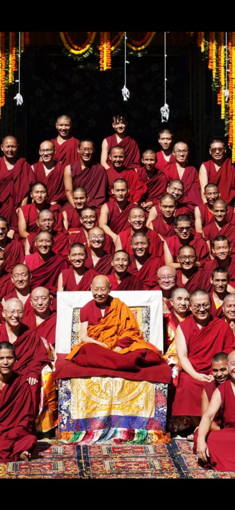 持明喇嘛在薩迦密續佛學院修讀佛法，與上師法主，哦-祿頂堪千仁波切合照。