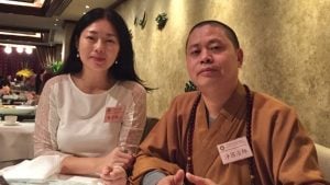 凈因法師與駱慧瑛居⼠合影,於 2014 年智度會周年⼤會 。(圖:作者提供)