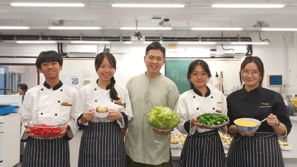 （左起）余承謙同學、陳韻潔同學、素食教煮Ken Kwong、何凱兒同學和張樂羲老師，各自分享他們參與素食高桌晚宴的體會和得著（圖：Veggie 365）。