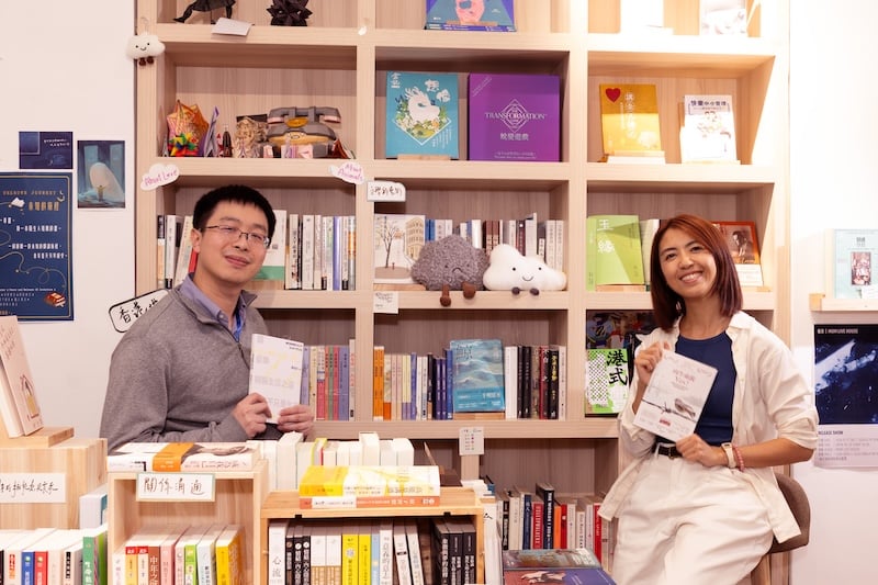 飛雲書店由六人合資開辦,社工出身的Tony(左)和在大專院校教心理學的 Taki(右)是其中兩位店主。