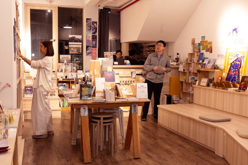 店內有店主們精心搜羅的書籍,還有各種與書店理念一致的創意文創產品。
