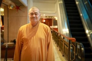 拍攝這張照片時,快門忽然故障,我手忙腳亂地調整了好一陣子才恢復。然而,如源法師並未因此顯露絲毫不耐,只是靜靜地、耐心地等待。