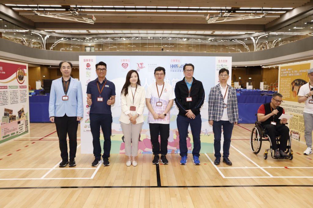 主禮嘉賓合照：（左起）中國香港殘疾人奧委會副會長陸子聰博士、中國香港體適能總會執行委員會副主席鄭毓全先生、香港復康會署任行政總裁鍾姬爾女士、勞工及福利局副局長何啟明、內科及復康科顧問醫生袁家康醫生、「運動是良藥．香港」總監許世全教授（圖：香港復康會 社區復康網絡 病人互助發展中心）。
