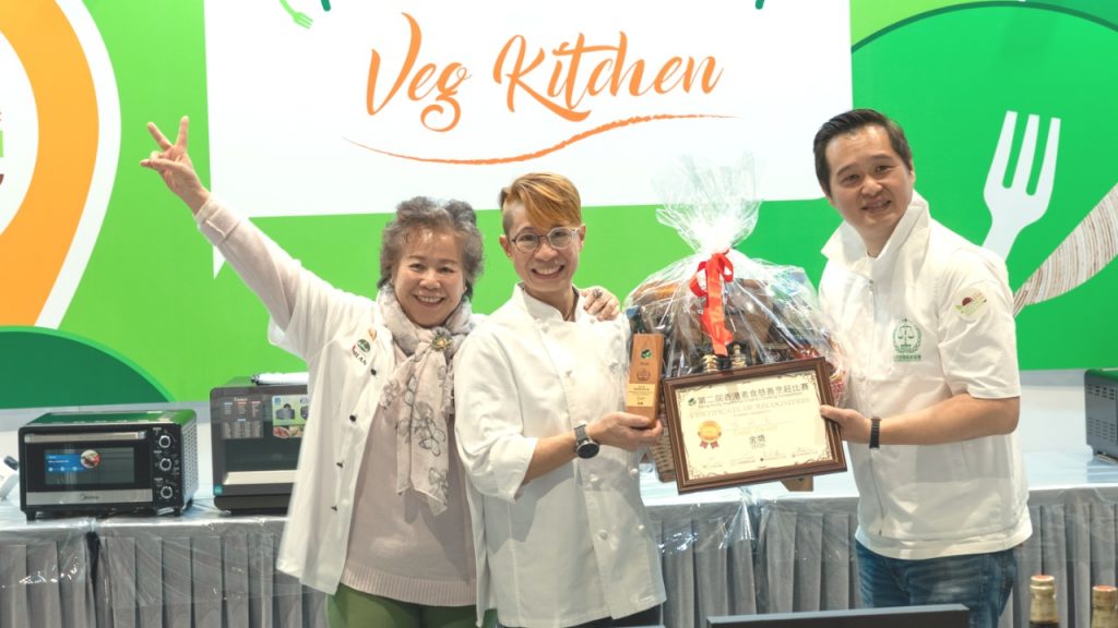 葉嘉儀師傅在早前亞洲素食展第二屆香港素食慈善烹飪比賽中，獲得全場總冠軍。