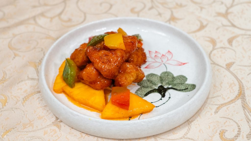 「咕嚕猴頭菇」是餐廳招牌菜式之一；除了用猴頭菇代替豬肉外，其餘配料和做法跟葷食版咕嚕肉並無分別。