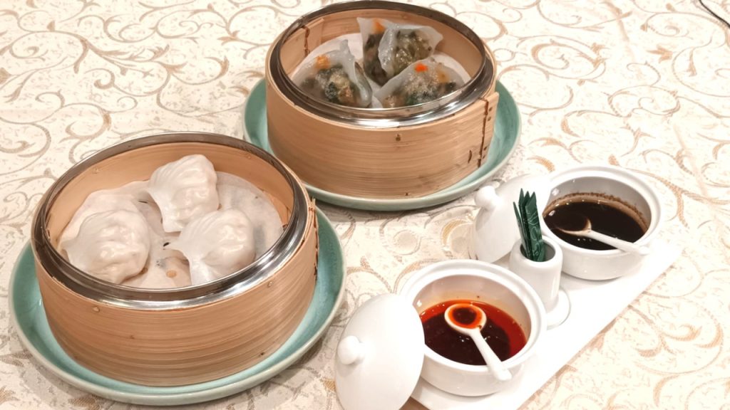 「珍珠素蝦餃」、「蔬菜水晶餃」及其他點心，皆是餐廳每天即場製作，絕非預製點心；這裏的辣椒油及點心醬同屬自家調製，全部不含五辛。