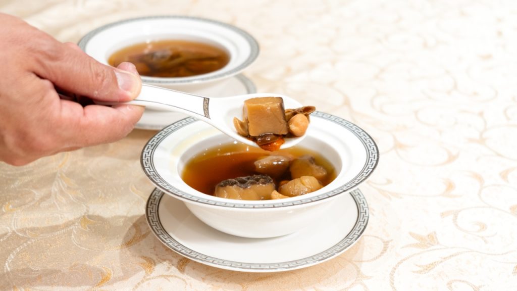 晚餐時段會供應老火燉湯，這道「鹿茸菇燉湯」用料十足，濃郁而不覺肥膩。