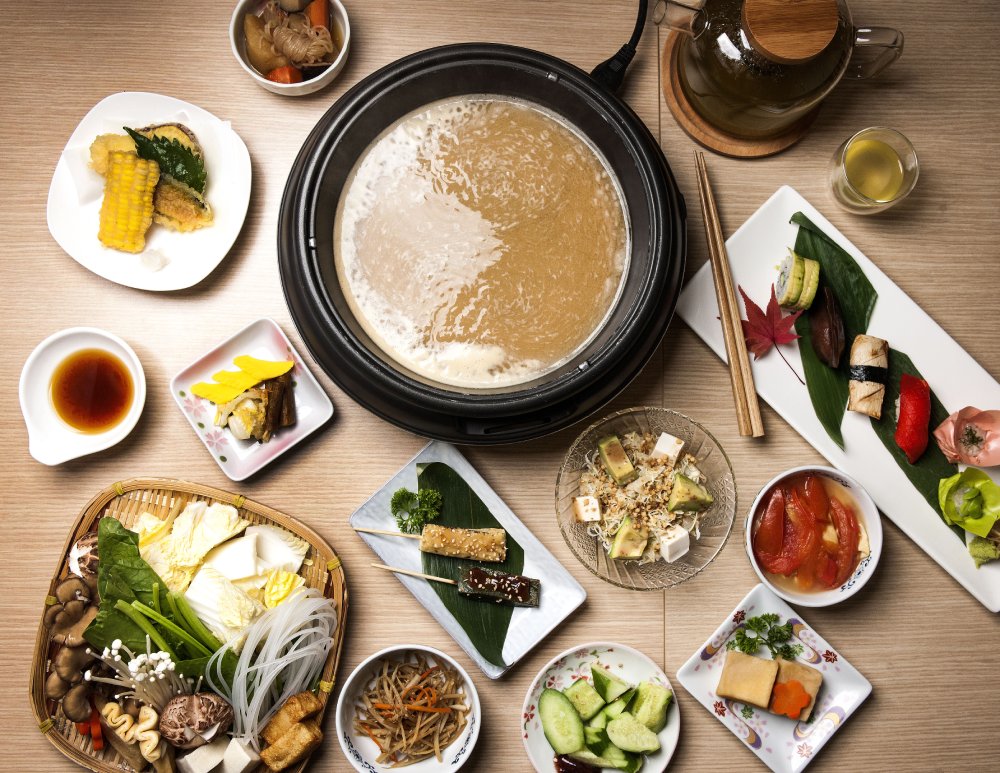 「居素屋」老闆Jessie和她的團隊堅持以正統做法，製作出「走肉」的素食料理。