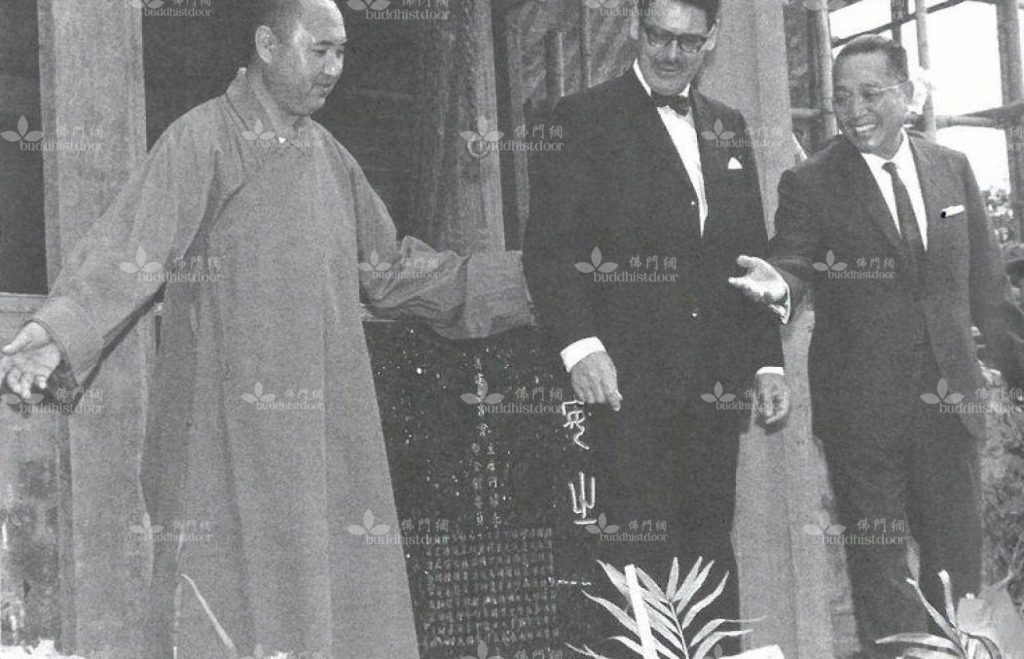 (圖片說明:1968年11月28日,社會福利署署長魯佐芝(中)主持東林安老院奠基典禮,右為安老院籌委會主席何耀光、左為籌委會委員永惺法師。(摘自《菩提路上——永惺長老傳》,獲東林念佛堂授權刊載))