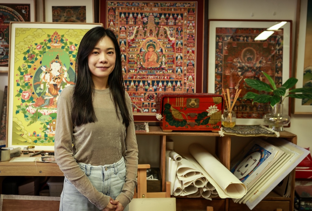 唐卡師霍慧中(Chantal Fok)每天早上都會先誦經,之後才開始一整天的繪畫工作與教學。