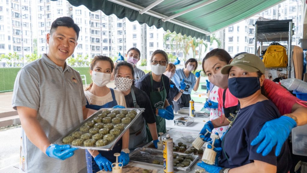 Ken與漢礼共修團義工當日在短短數小時內合力製作出300多個欒樨餅，執行力及生產力極強！