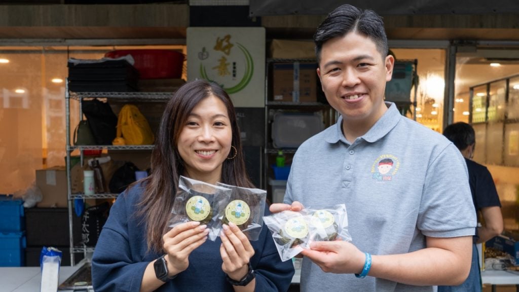 思思數年前發起佛誕欒樨餅結緣活動，與Ken一拍即合，一同推廣欒樨餅。