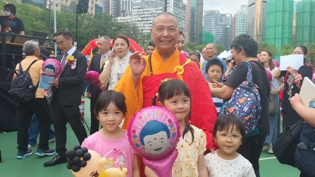慧傳法師與小朋友合照，十分親民。
