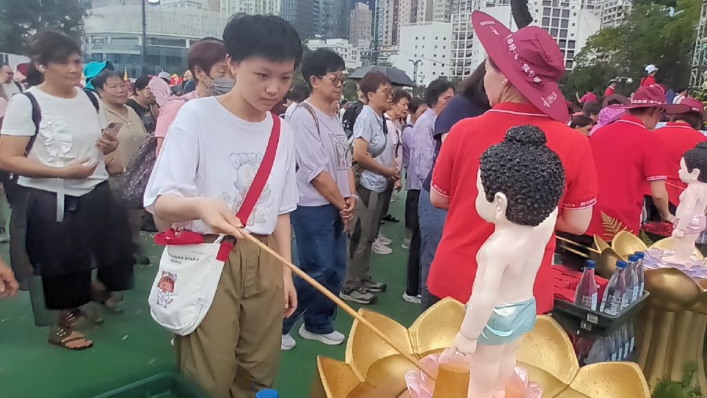 會場設有公眾浴佛區，不少市民誠心浴佛。