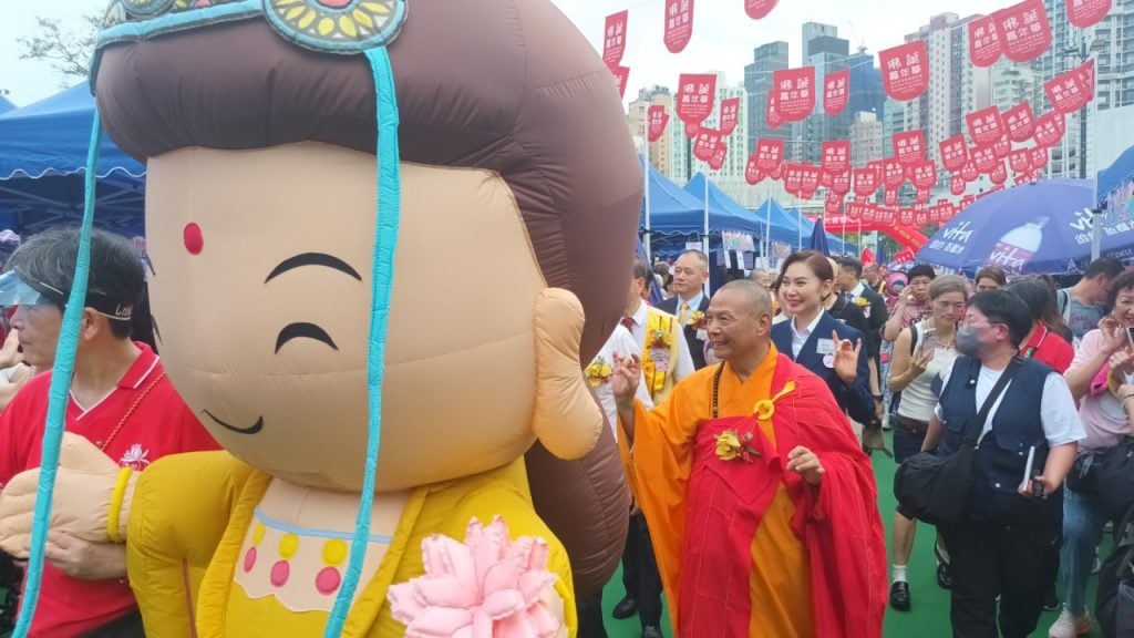 慧傳法師與一眾嘉賓參與巡遊，與民眾打成一片。