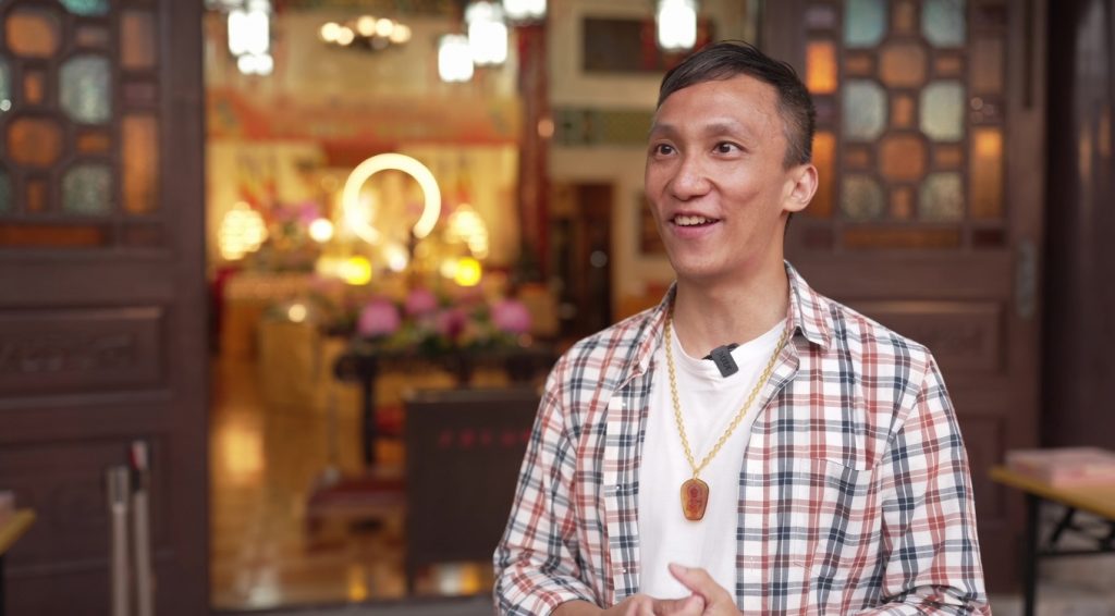 觀宗寺義工潘醫師是中醫師，和我們分享欒樨的好處。