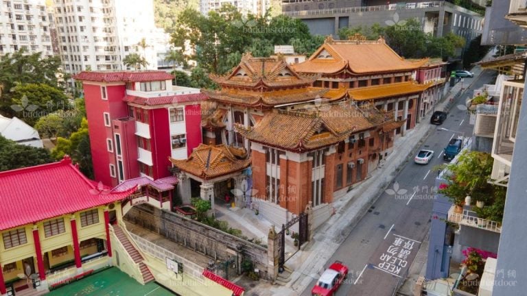 東蓮覺苑沿着山勢斜坡建於跑馬地山光道上，整體外貌呈船型，寄寓求法者若要前往彼岸，需先作好逆流而上的準備。（梁生庚攝）